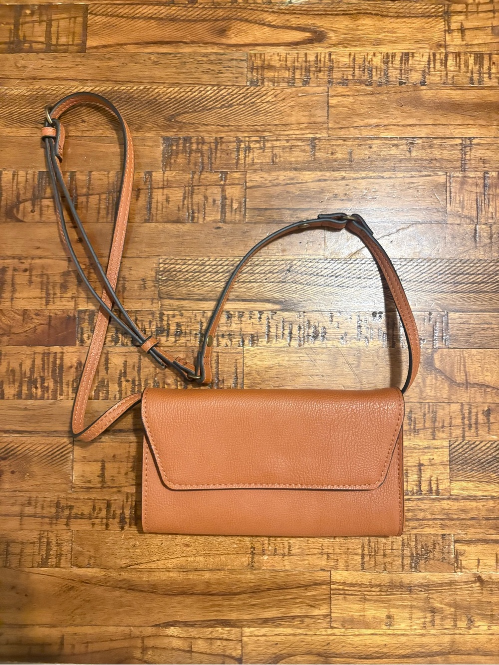 Pebble Leather Crossbody Wallet in Tan Brown